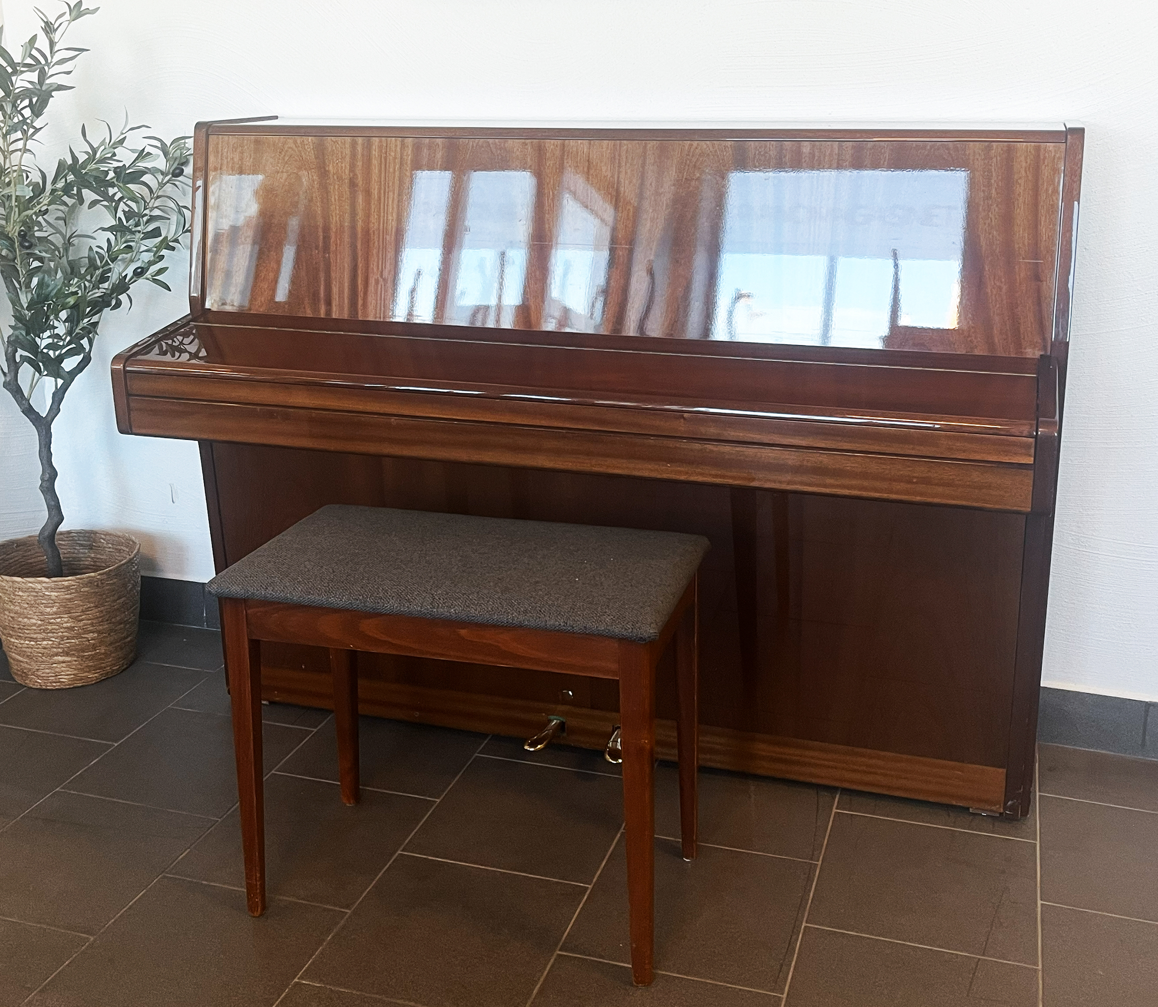 Piano, August Hoffman modell 104 - Pianomagasinet