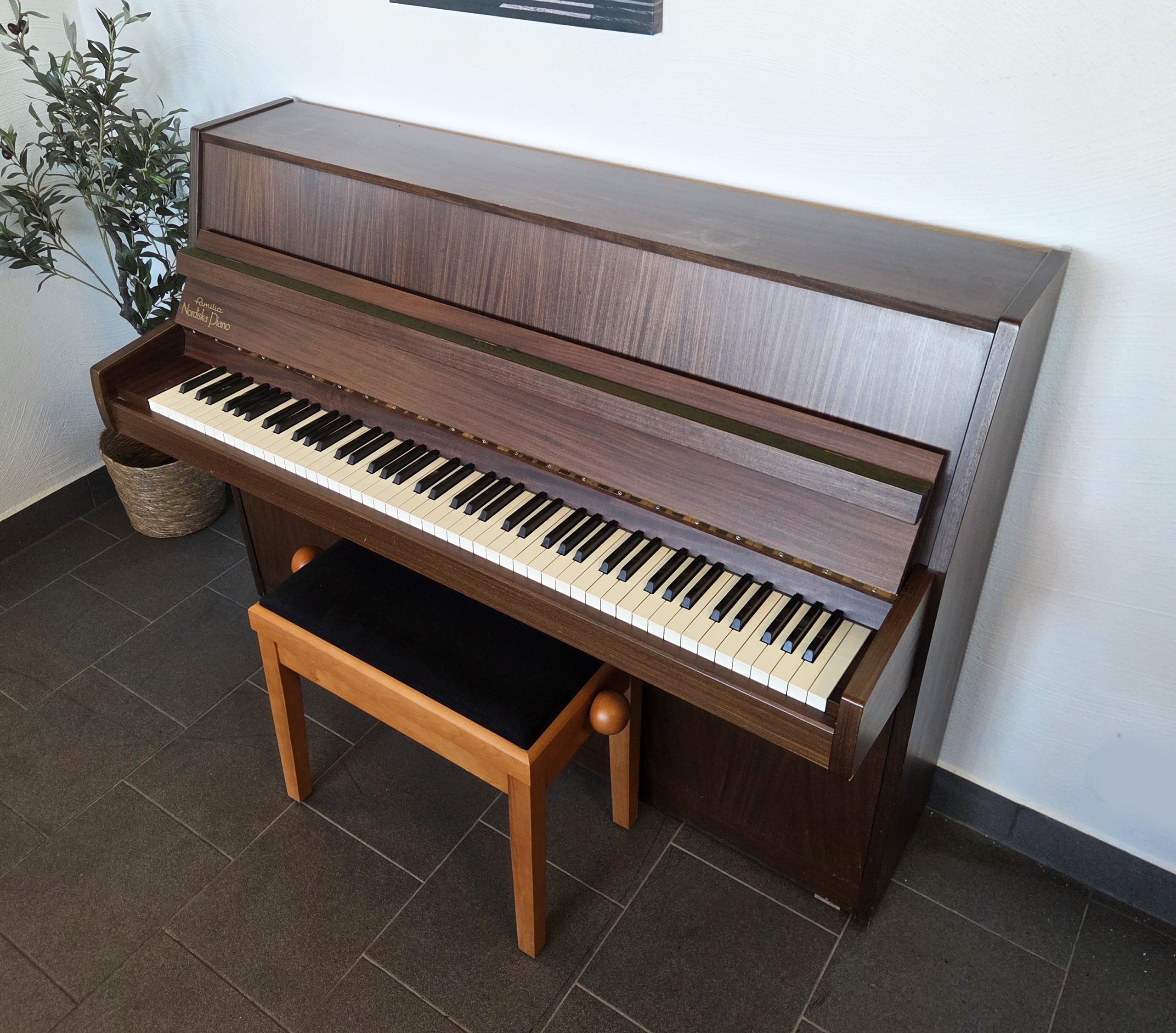 Akustiskt piano, Nordiska Piano, modell Familia - Pianomagasinet