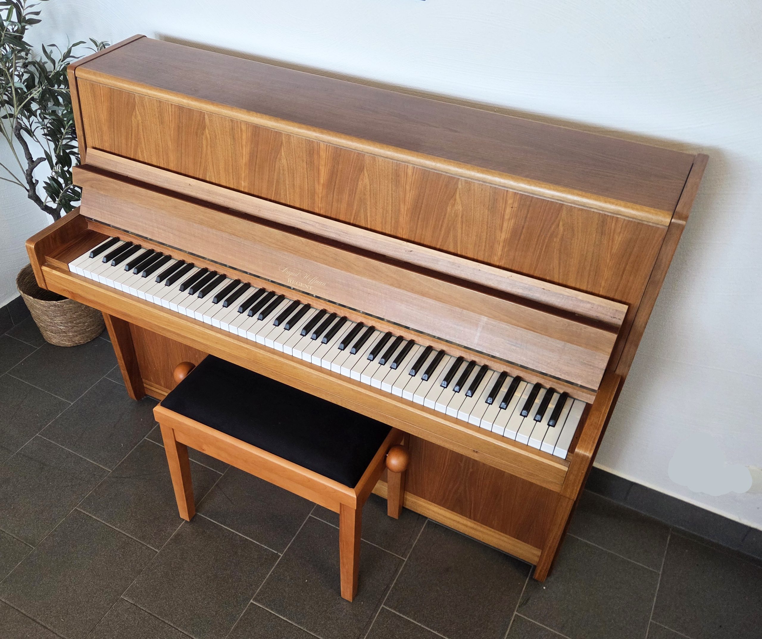 Akustiskt piano, August Hoffman modell Regent - Pianomagasinet