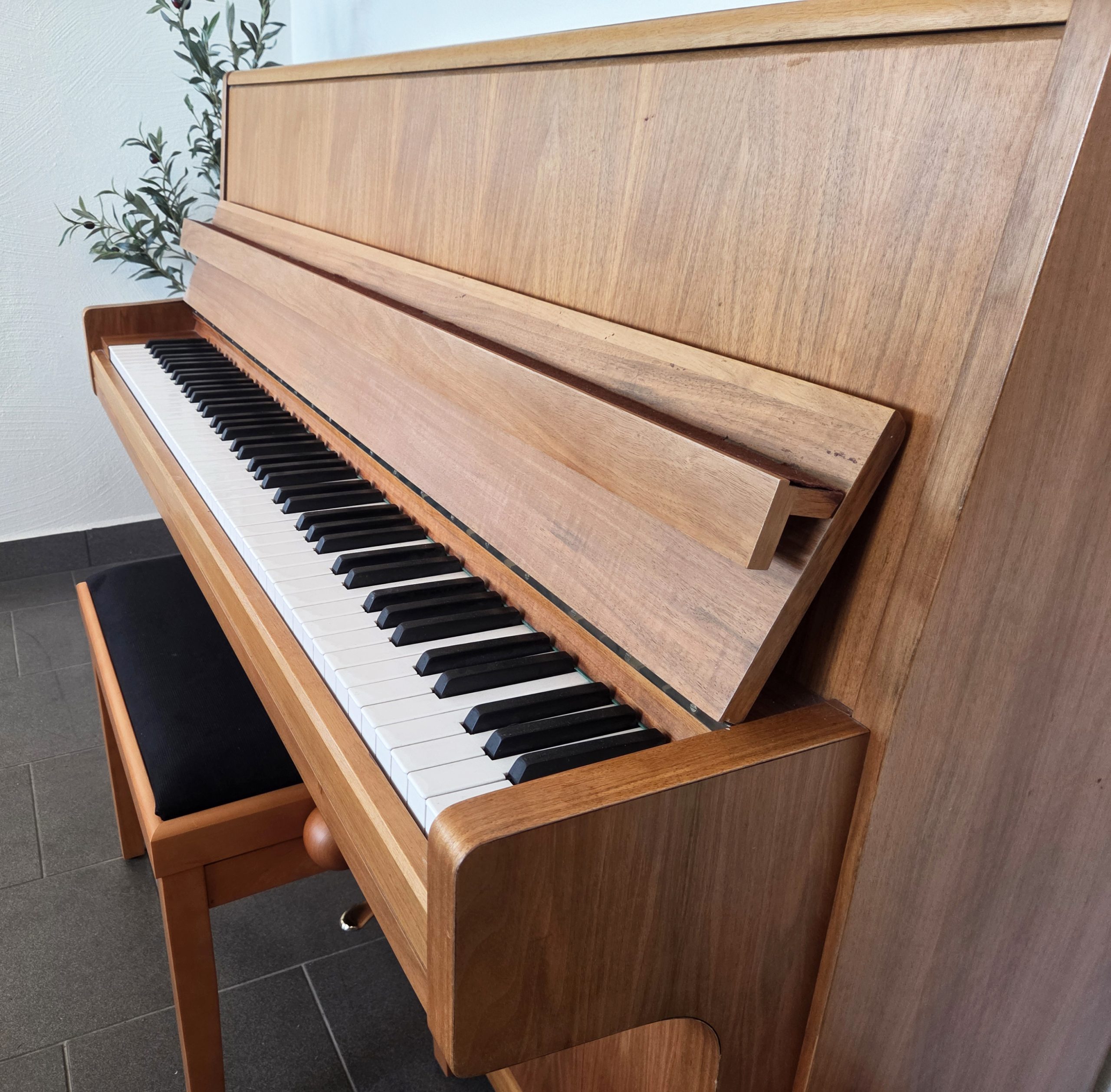 Akustiskt piano, August Hoffman modell Regent - Pianomagasinet