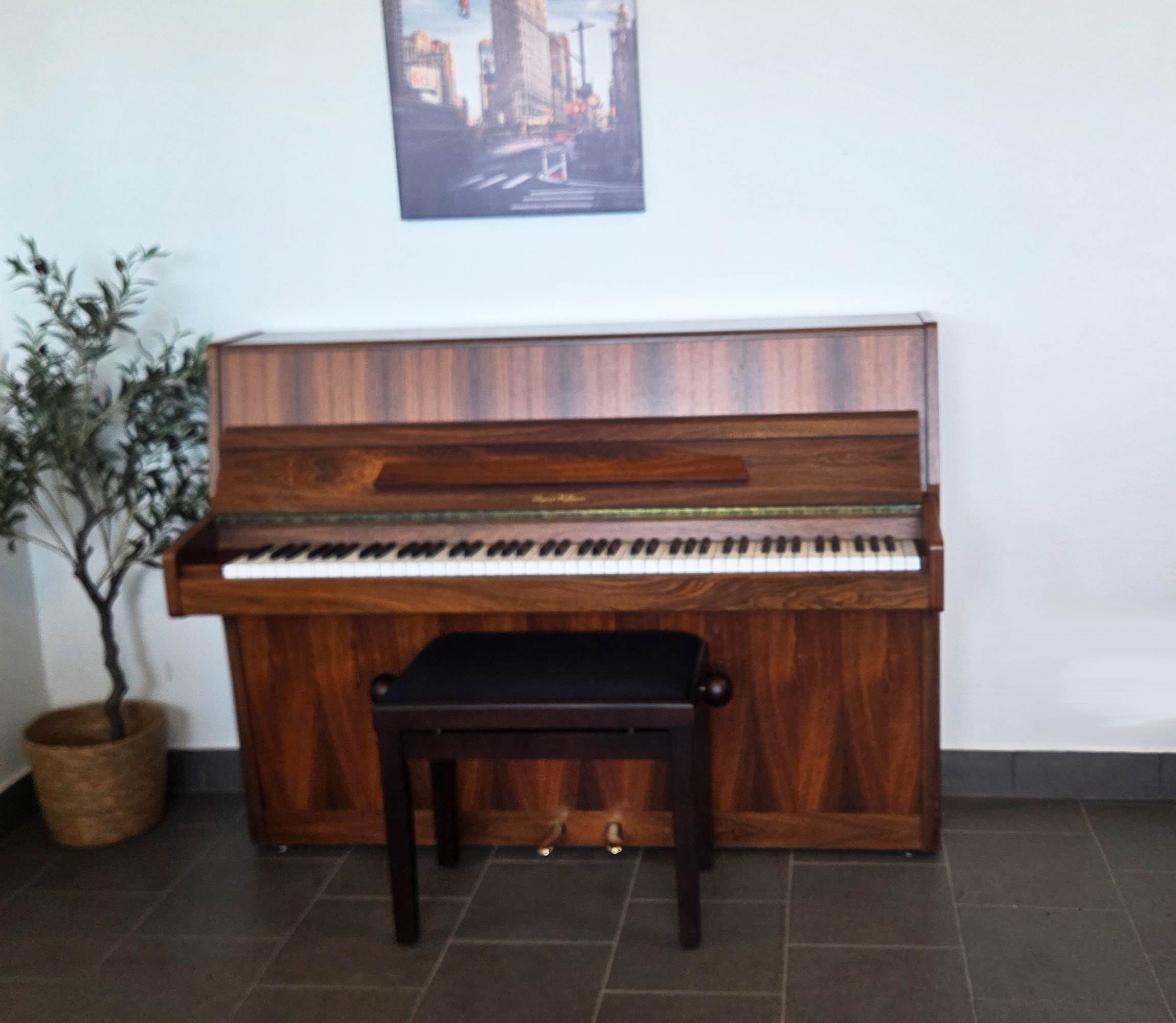 Akustiskt piano, August Hoffman modell 104 - Pianomagasinet
