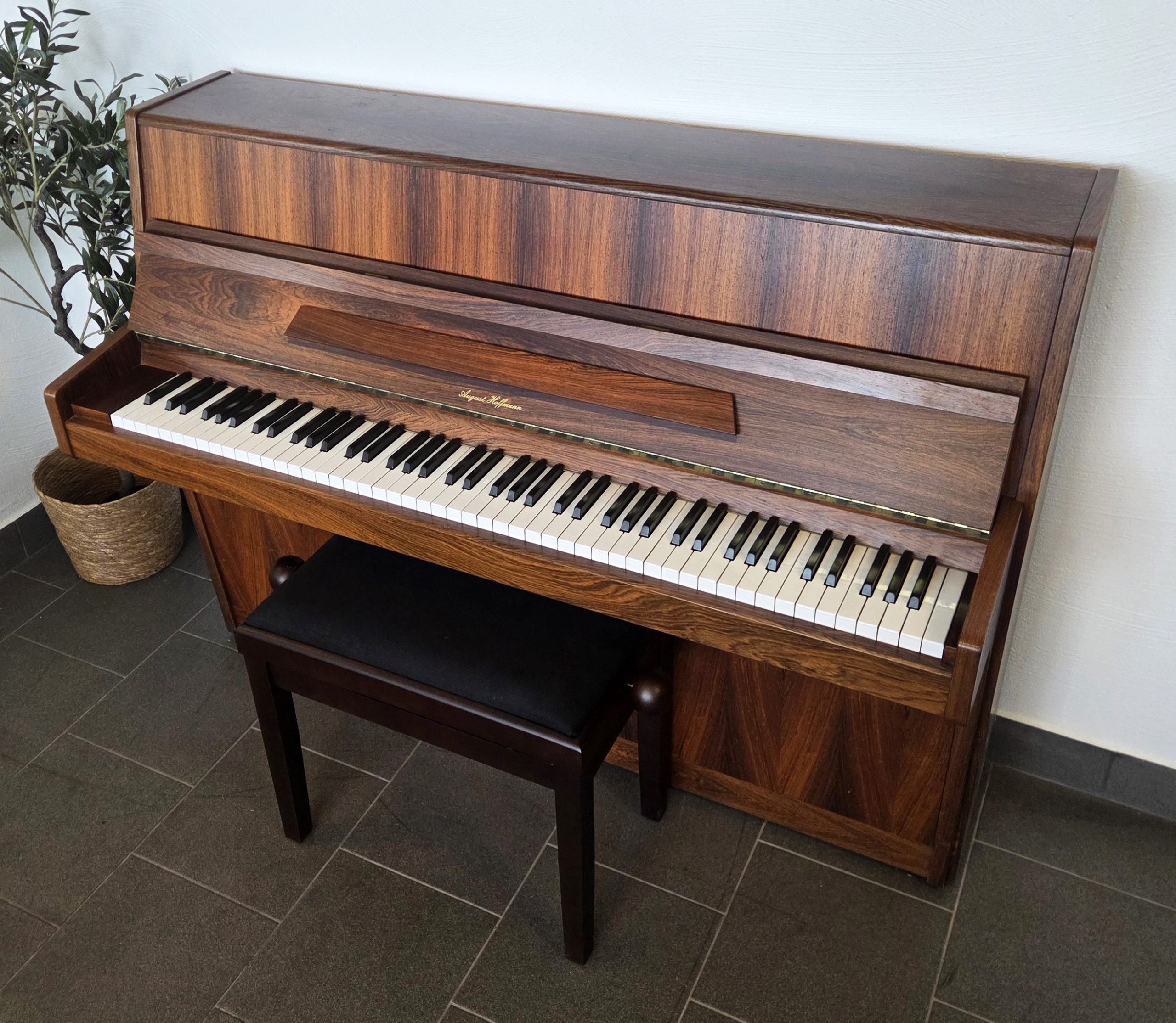 Akustiskt piano, August Hoffman modell 104 - Pianomagasinet