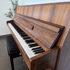 Akustiskt piano, August Hoffman modell 104 - Pianomagasinet