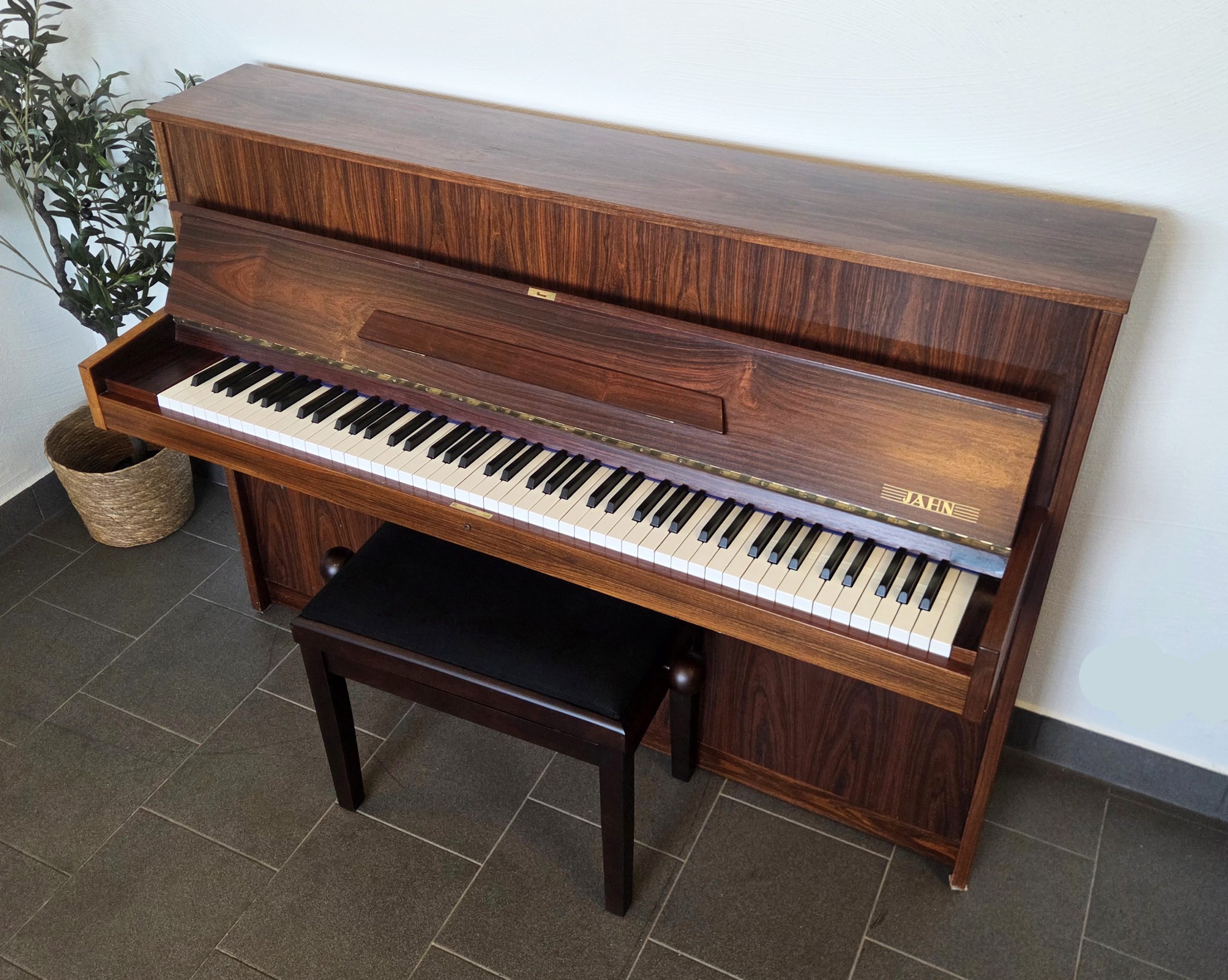 Akustiskt piano, JAHN modell 104 - Pianomagasinet